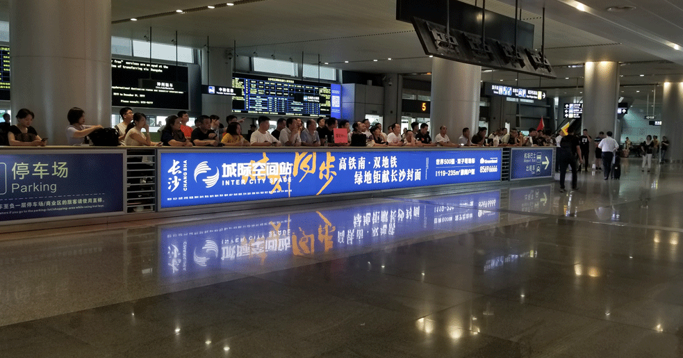 T2國(guó)內(nèi)到達(dá)迎客廳欄桿燈箱